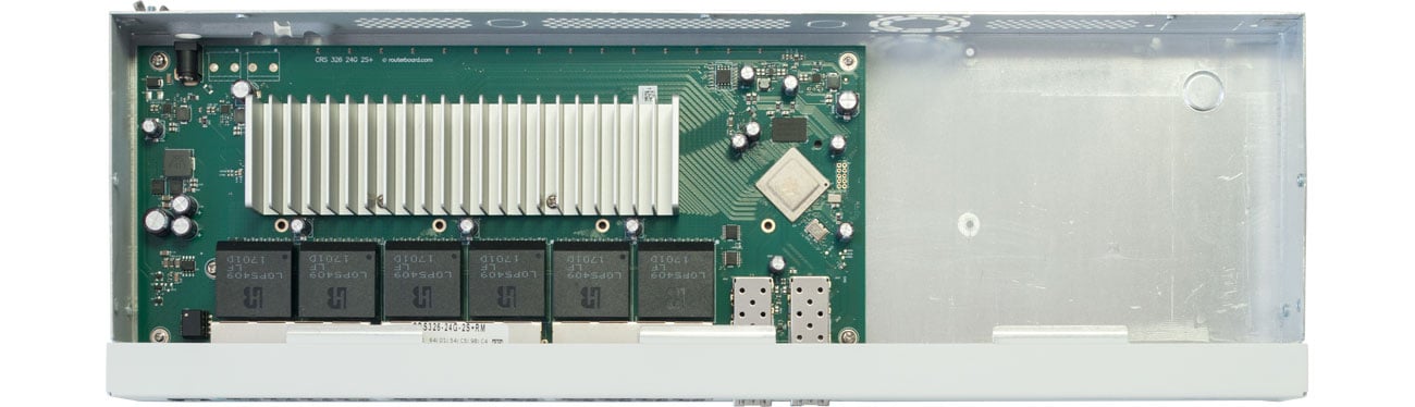 MikroTik CRS326-24G-2S+RM wnętrze