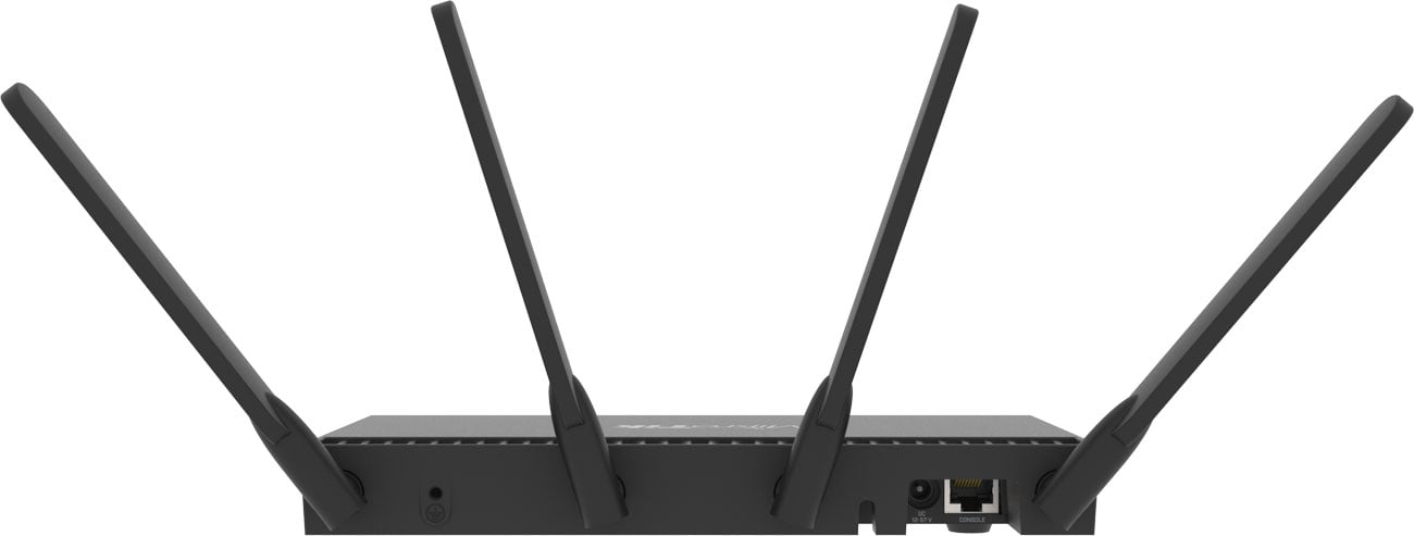MikroTik RB4011iGS+5HacQ2HnD-IN widok z tyłu