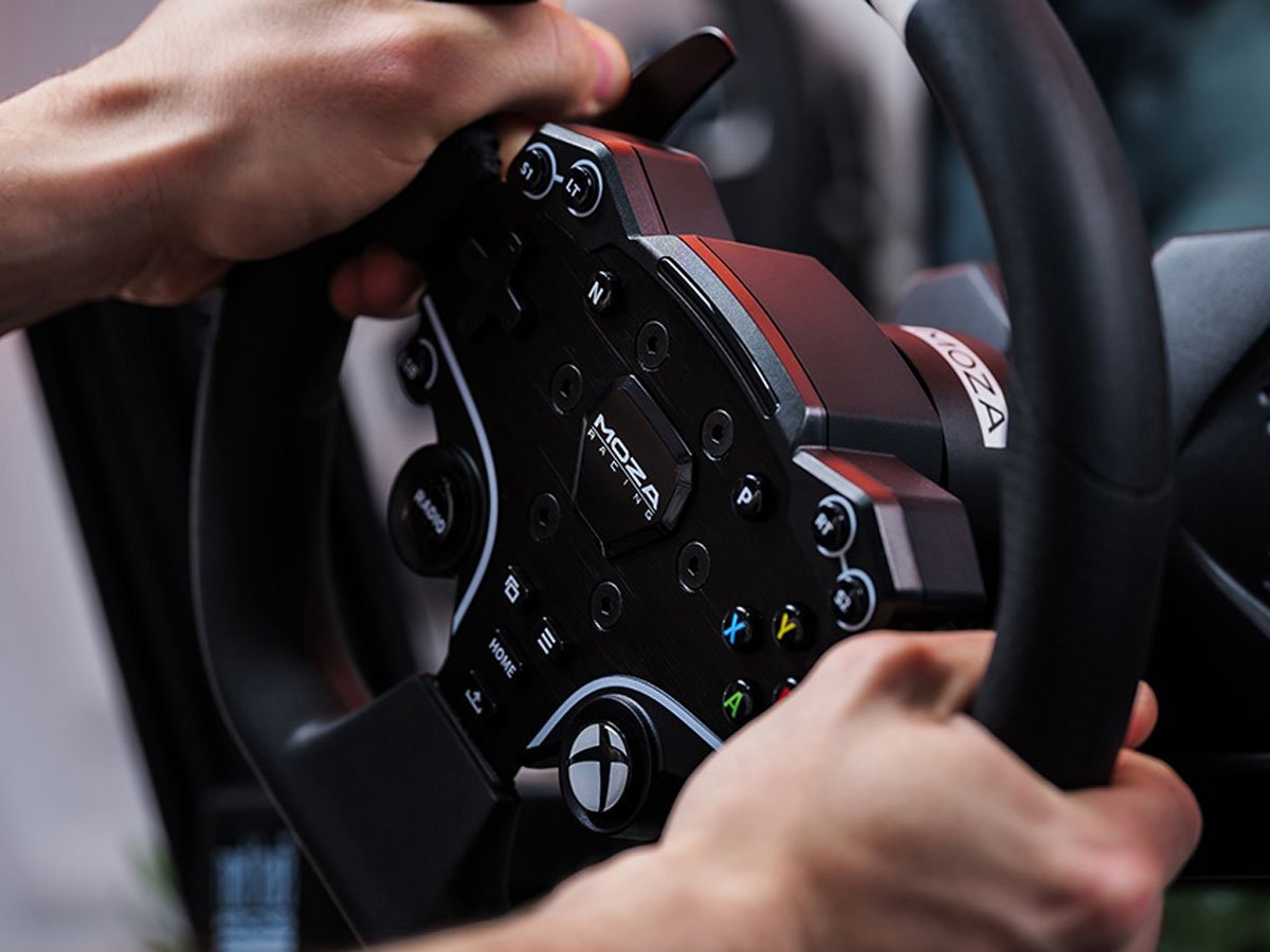 Zestaw gamingowy Moza Racing R3 RS053 (R3 / E5 / SRP-Lite / zaciski R3) - Grafika lifestyle
