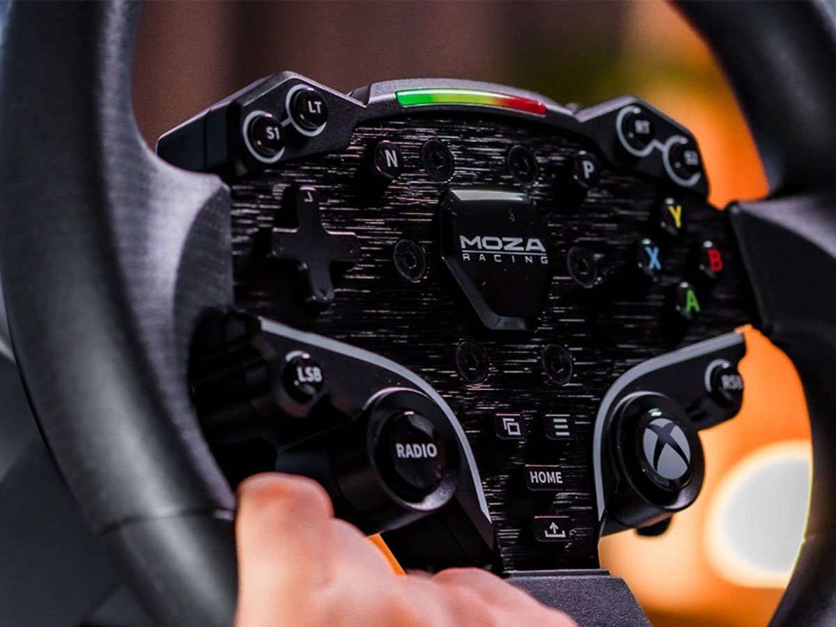 Zestaw gamingowy Moza Racing R3 RS053 (R3 / E5 / SRP-Lite / zaciski R3) - Grafika lifestyle