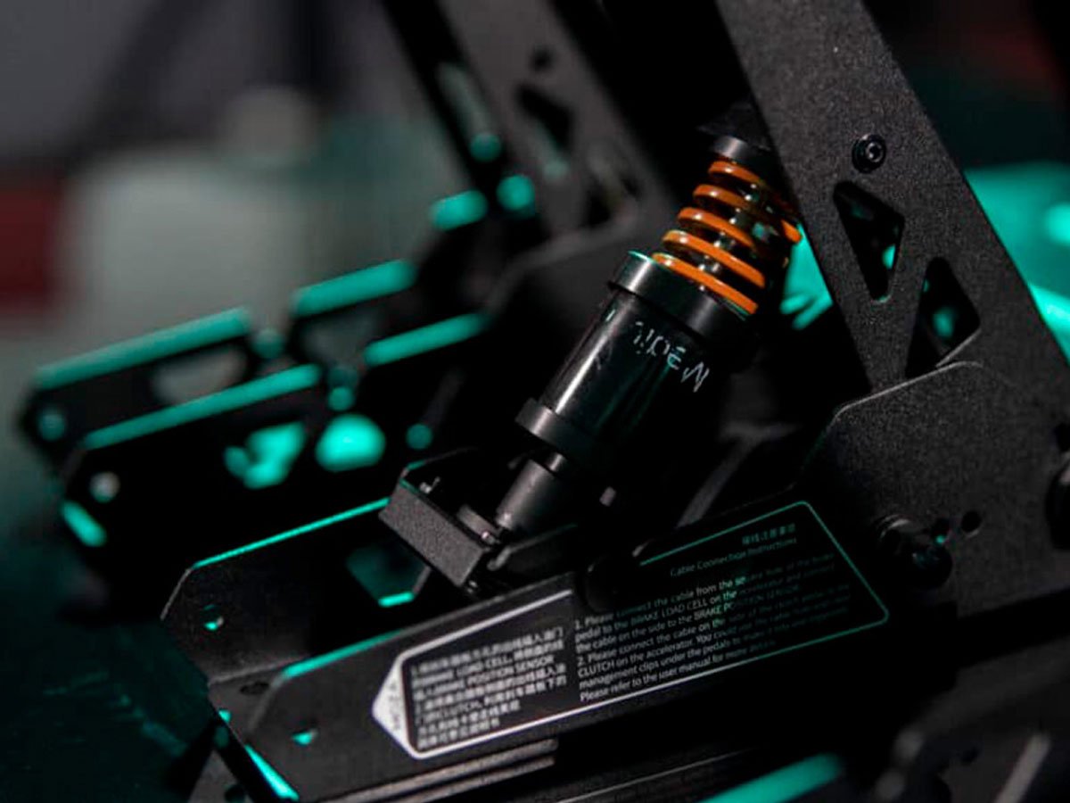 Zestaw pedałów gaz + hamulec z bazą Moza Racing SR-P RS11 - Grafika lifestyle