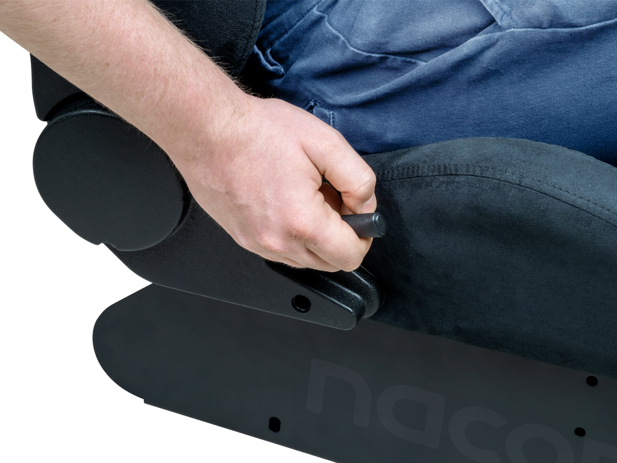 Nacon Racing Seat RM2 Cobra Alcantara Edition - Zbliżenie na zagłówek