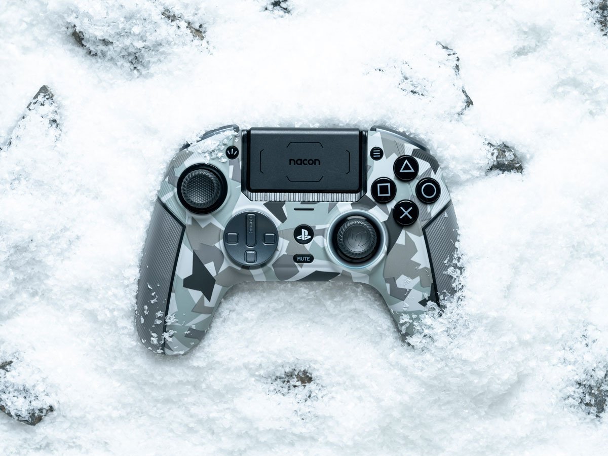 Kontroler Nacon Revolution 5 Pro Arctic Camo - Grafika lifestyle