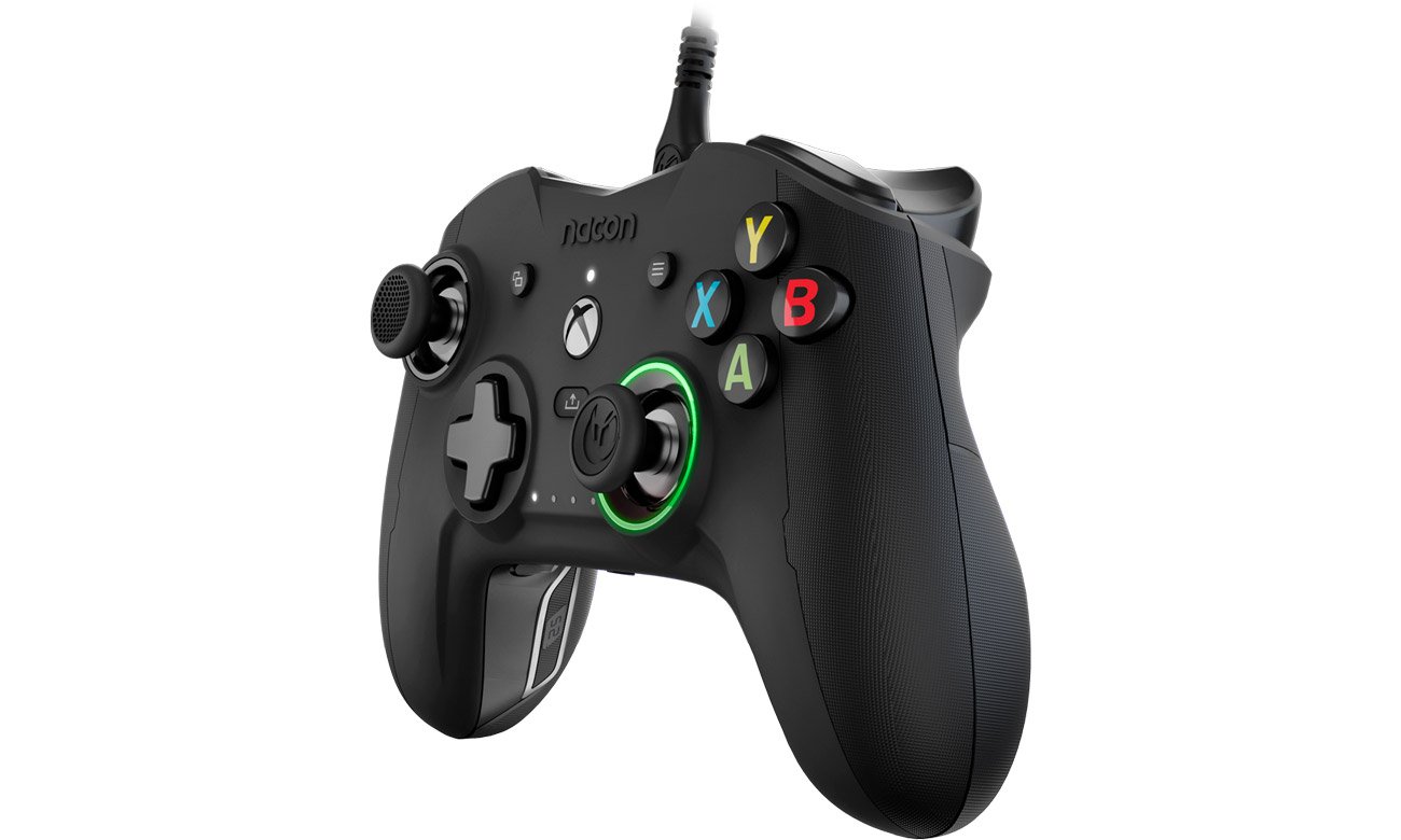 Kontroler przewodowy Nacon XS Pad REVOLUTION X - Widok z przodu pod kątem