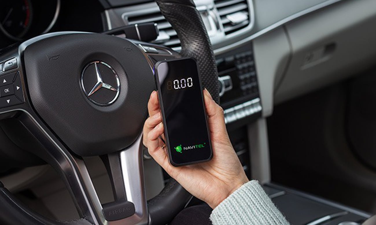 Osobisty alkomat elektrochemiczny Navitel ALC 01 - Grafika lifestyle