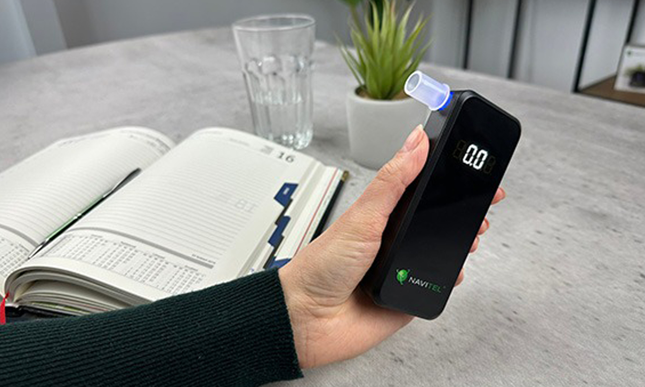 Osobisty alkomat elektrochemiczny Navitel ALC 01 - Grafika lifestyle
