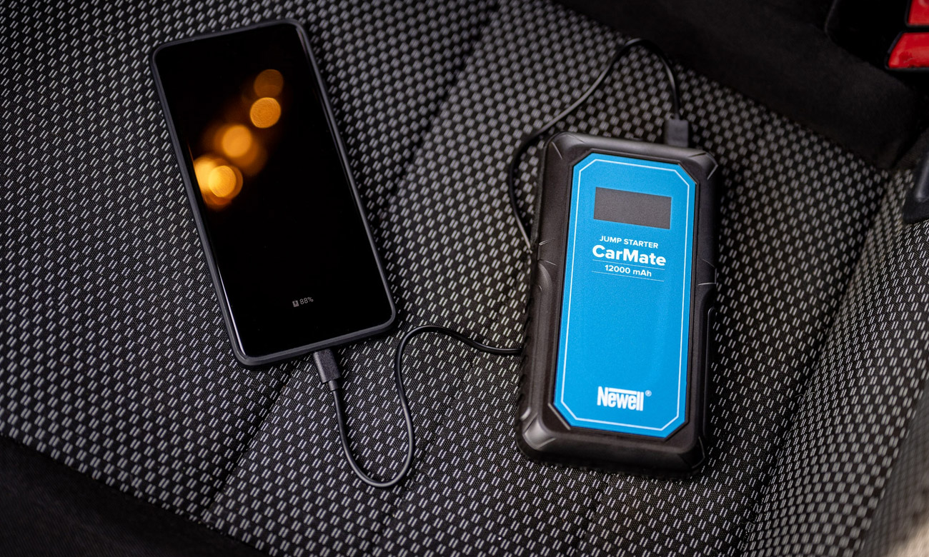 CarMate Jump Starter ładowanie smartfona