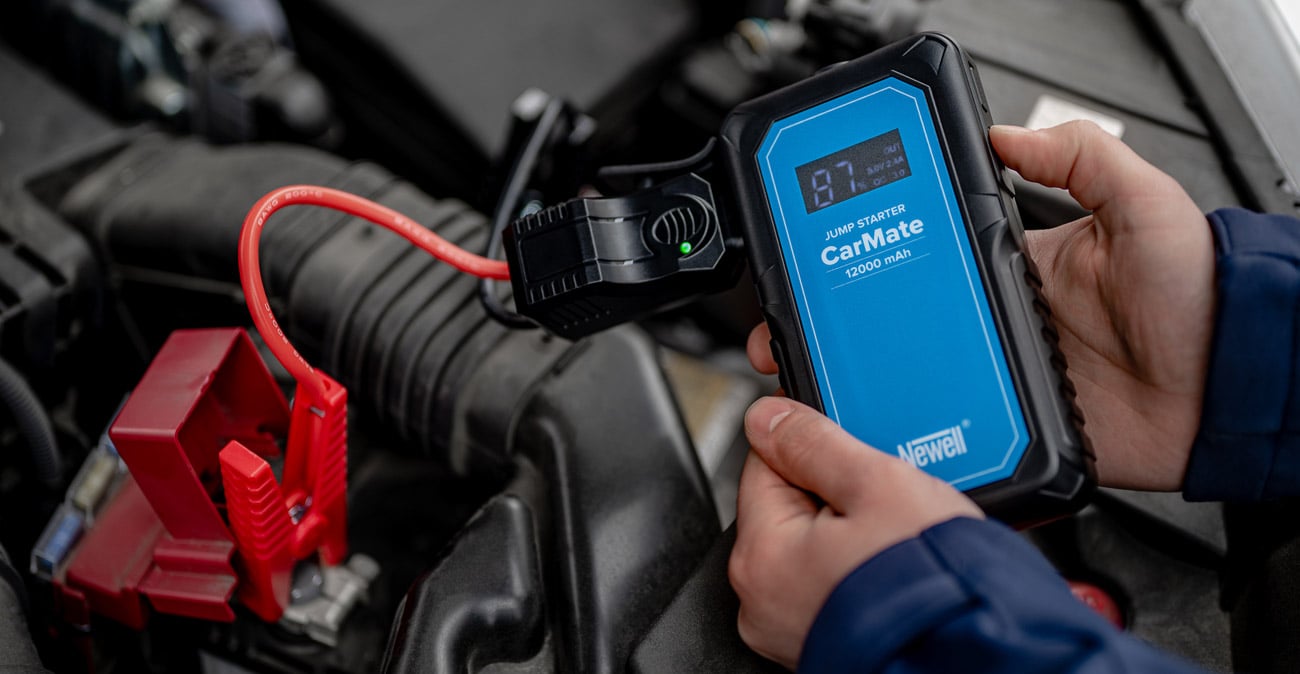 CarMate Jump Starter podłączony do samochodu