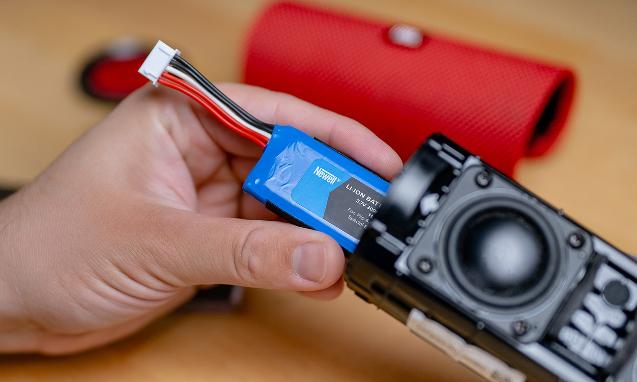 Zamiennik baterii Newell podczas montażu