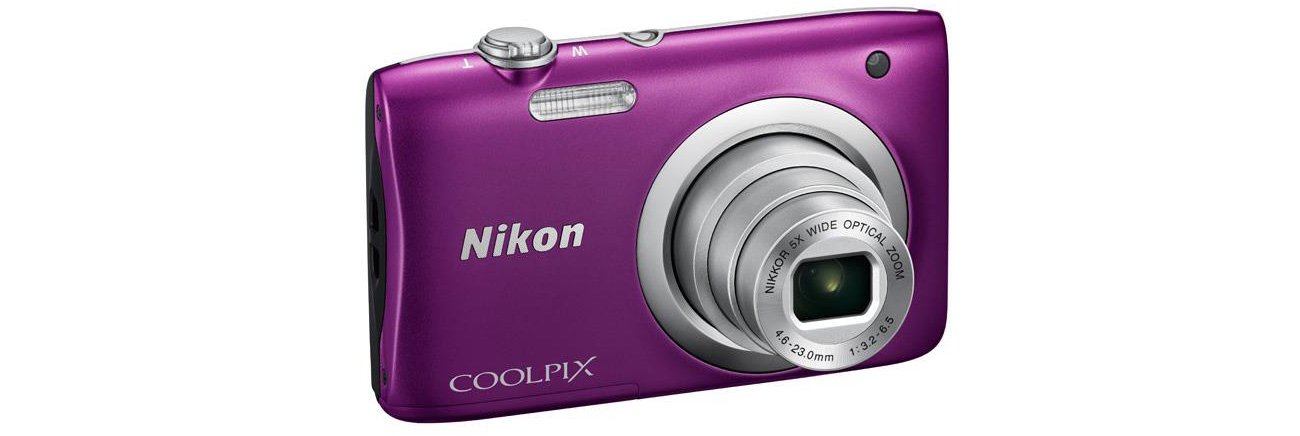 Aparat kompaktowy Nikon Coolpix A100 fioletowy VNA973E1 bokiem