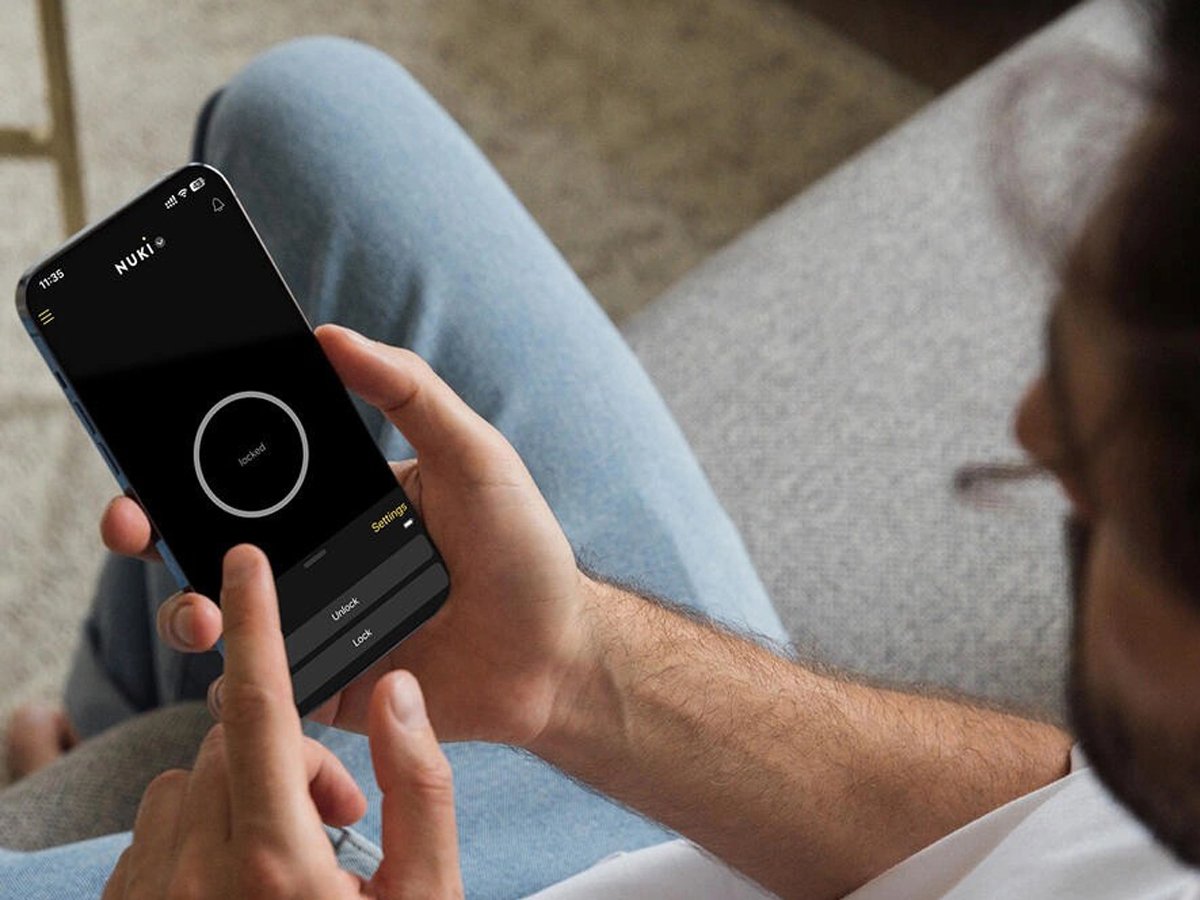 Inteligentny zamek do drzwi Nuki Smart Lock 4G White - Grafika lifestyle