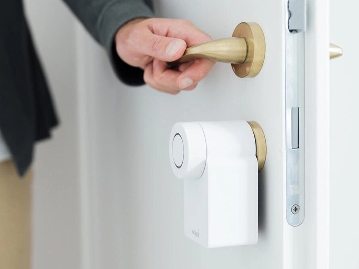 Inteligentny zamek do drzwi Nuki Smart Lock 4G White - Grafika lifestyle