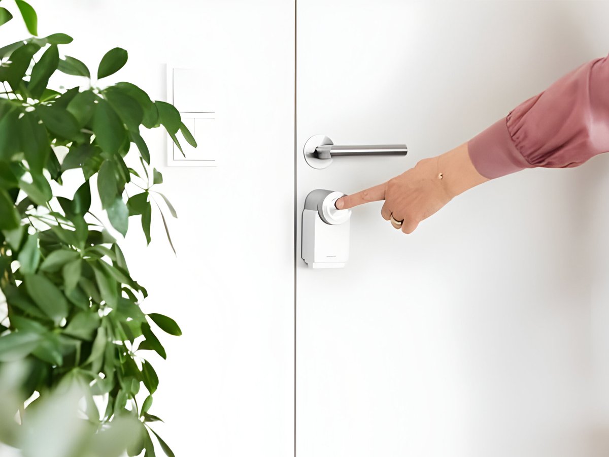 Inteligentny zamek do drzwi Nuki Smart Lock 4G White - Grafika lifestyle