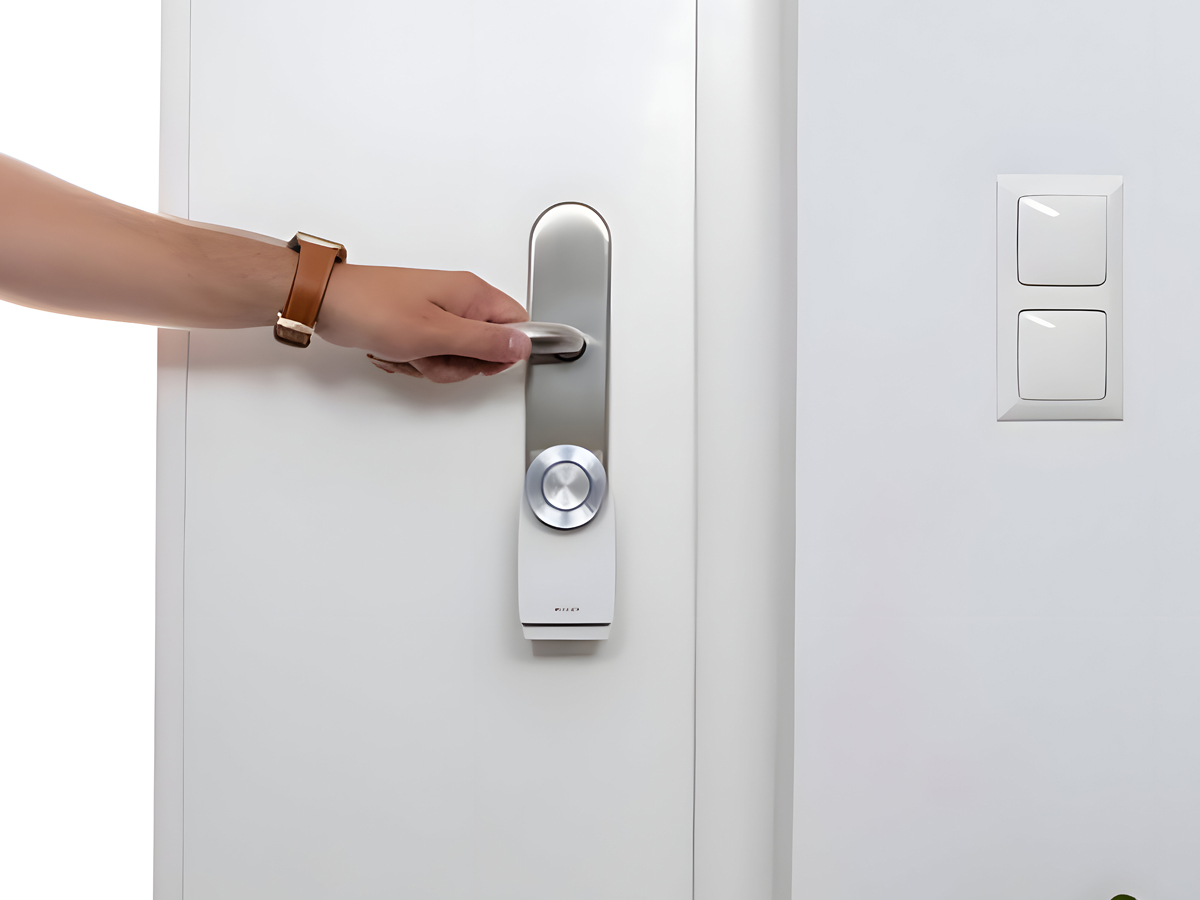 Inteligentny zamek do drzwi Nuki Smart Lock 4G White - Grafika lifestyle