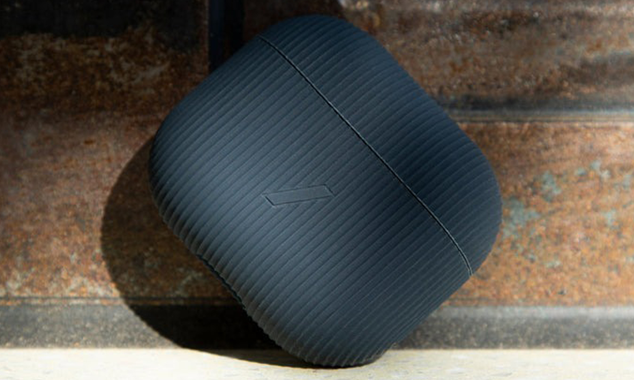Etui na słuchawki Native Union Curve Case do AirPods 3. gen. Indigo - Grafika lifestyle