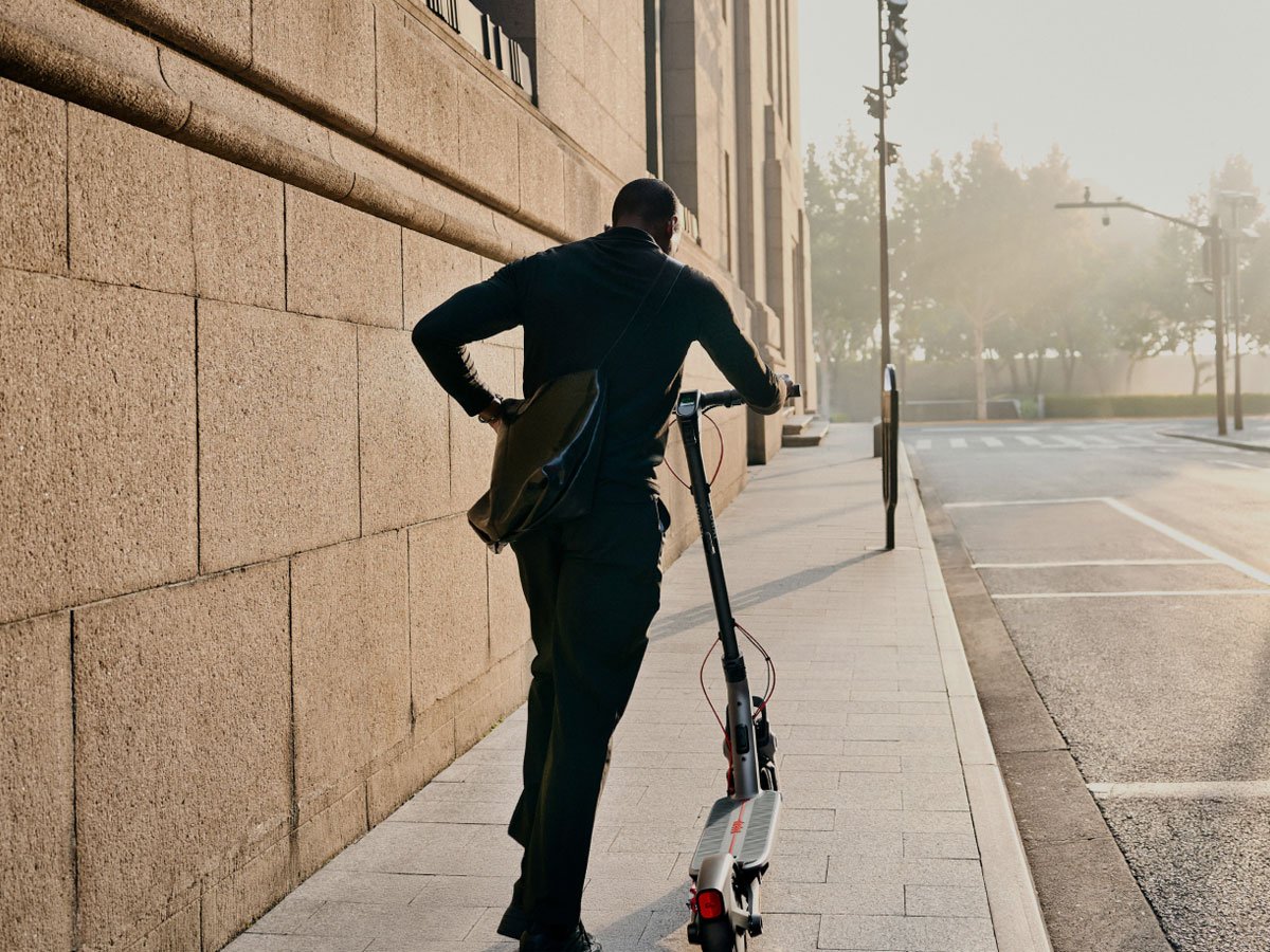 Hulajnoga elektryczna Segway-Ninebot F3 Pro D - Grafika lifestyle