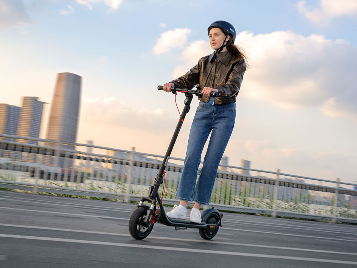 Hulajnoga elektryczna Segway-Ninebot KickScooter F2 Pro D II - Grafika lifestyle