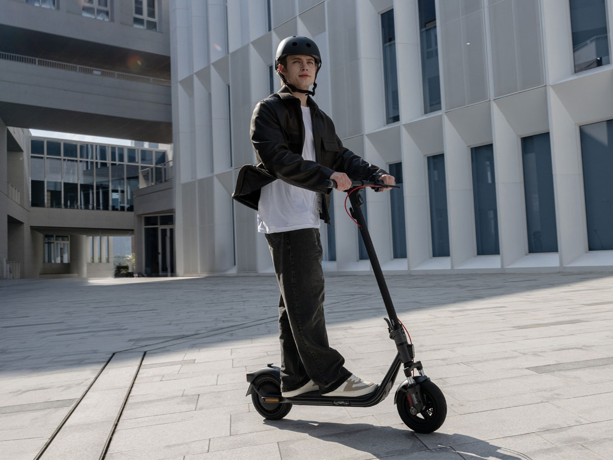 Hulajnoga elektryczna Segway-Ninebot KickScooter F2 Pro D II - Grafika lifestyle