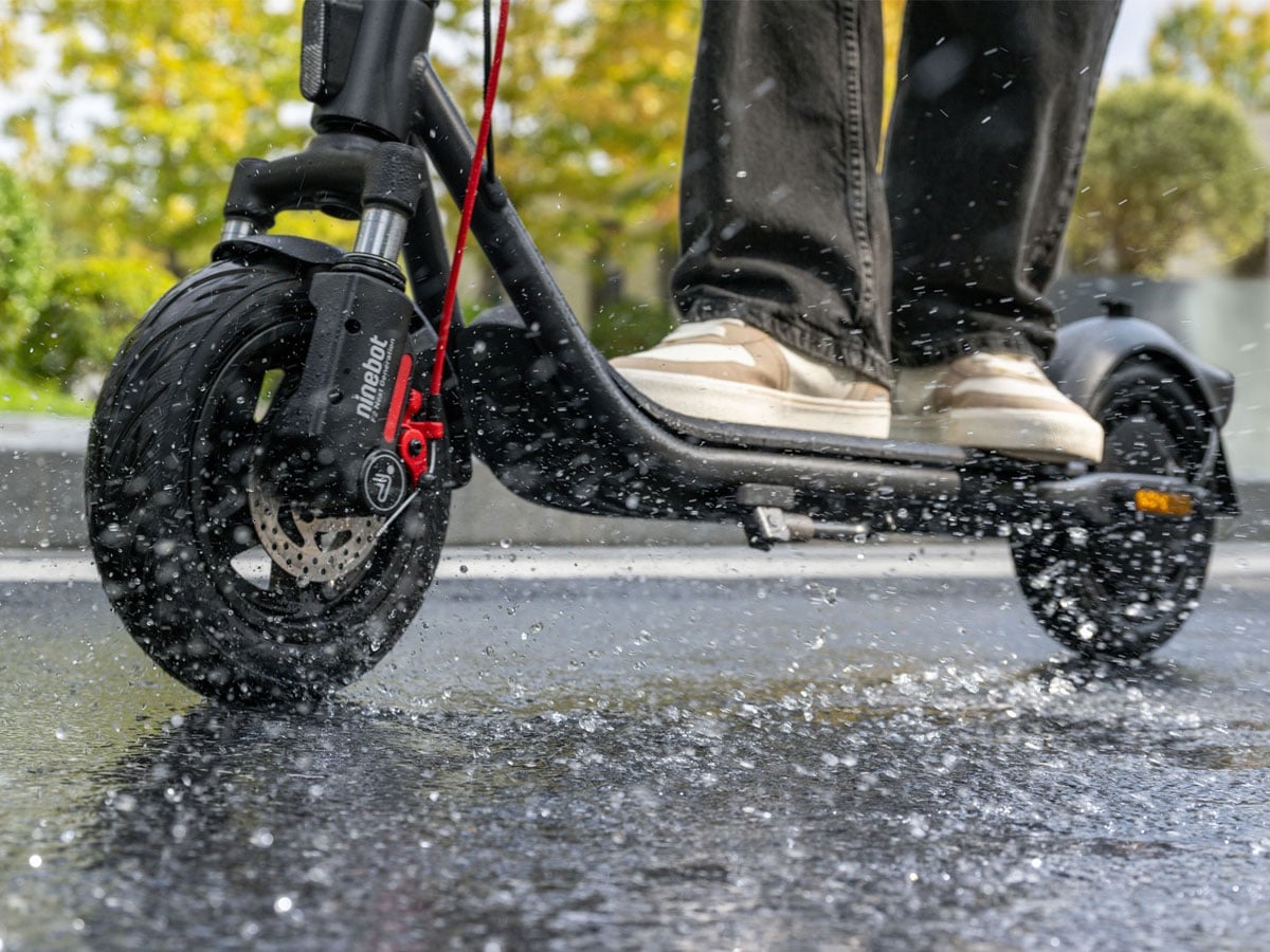 Hulajnoga elektryczna Segway-Ninebot KickScooter F2 Pro D II - Grafika lifestyle