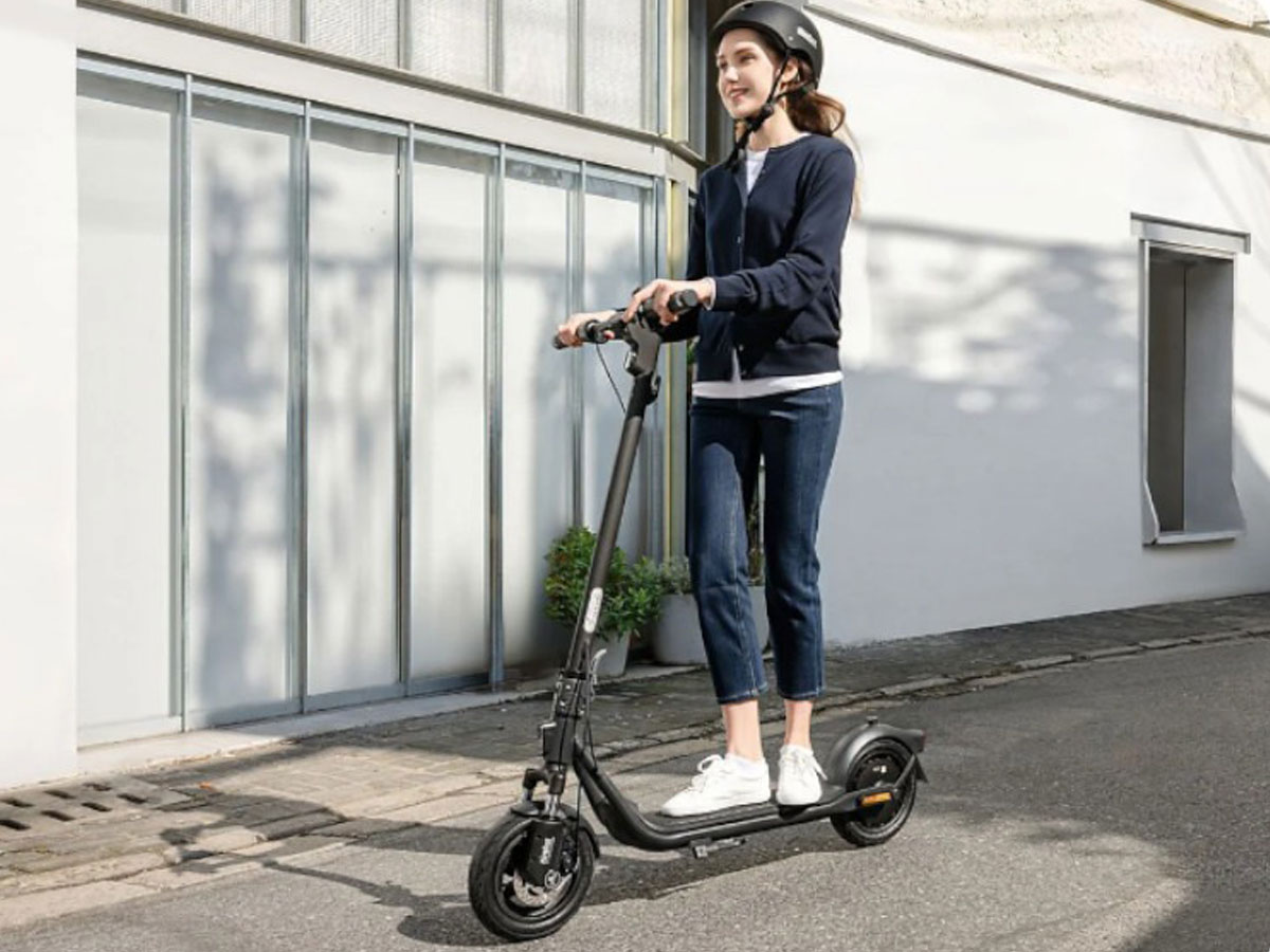 Hulajnoga elektryczna Segway-Ninebot KickScooter F2D II - Grafika lifestyle