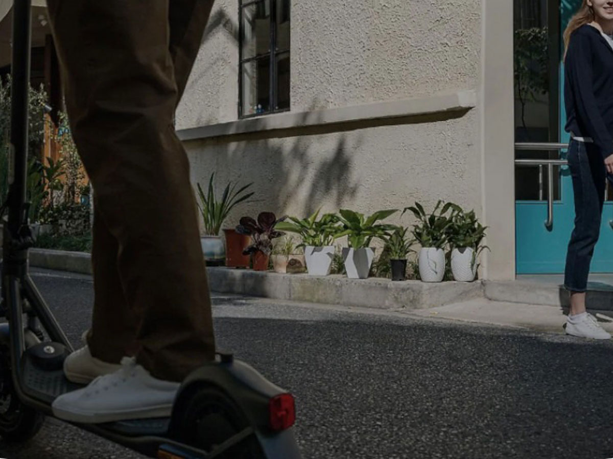 Hulajnoga elektryczna Segway-Ninebot KickScooter F2D II - Grafika lifestyle