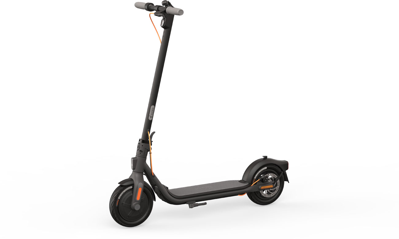 Hulajnoga elektryczna Ninebot KickScooter F40D - Widok z przodu pod kątem