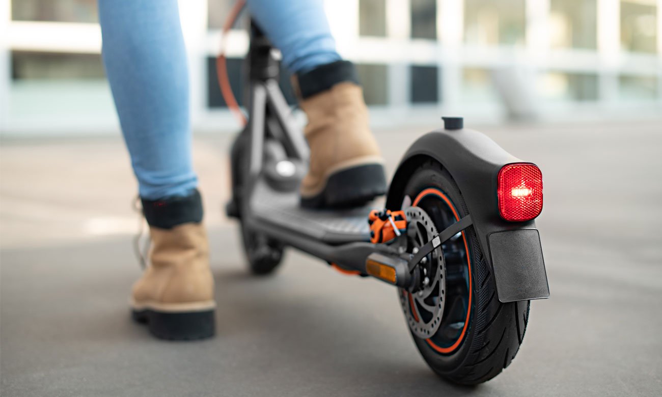 Hulajnoga elektryczna Ninebot KickScooter F40D - Tył hulajnogi, światło tylne