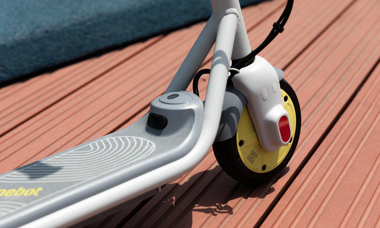 Hulajnoga elektryczna dla dziecka Ninebot eKickScooter ZING C8 - Wygodne, pełne opony gumowe