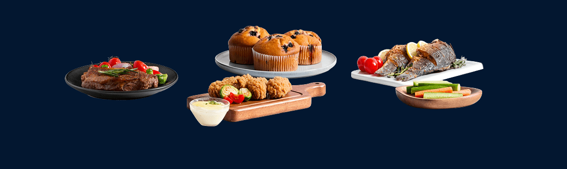 Zestaw dań: stek z pomidorkami, muffinki, panierowane kąski z sosem, pieczona ryba z cytryną oraz słupki warzyw