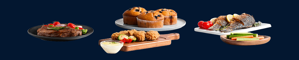 Zestaw dań: stek z pomidorkami, muffinki, panierowane kąski z sosem, pieczona ryba z cytryną oraz słupki warzyw