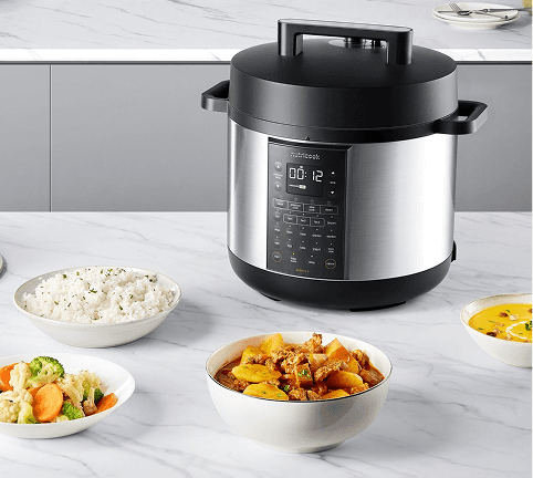 Srebrno-czarny multicooker z wyświetlaczem LCD (Liquid Crystal Display), otoczony miskami z ryżem, gulaszem i zupą