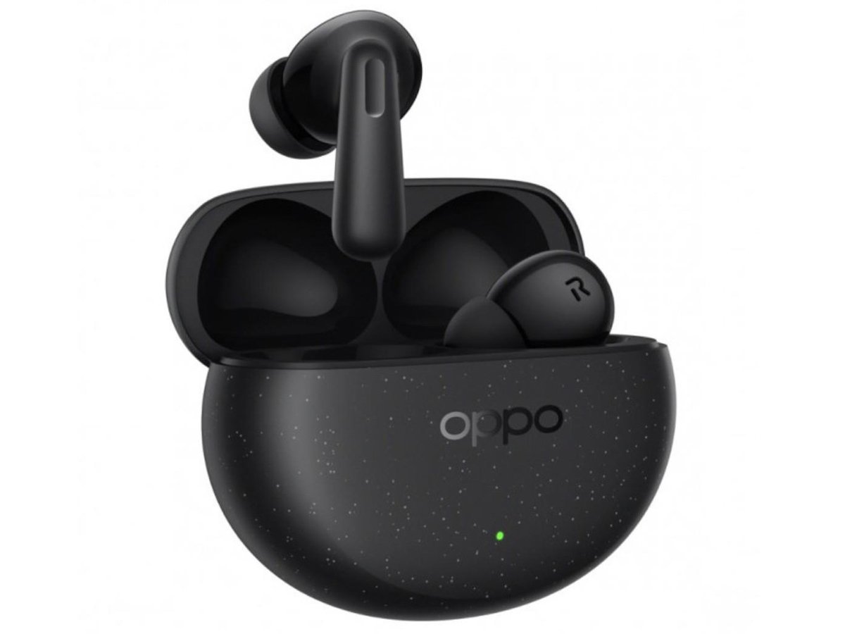 Słuchawki bezprzewodowe OPPO Enco Air4 Pro Midnight Black - Widok od przodu pod kątem wraz z etui ładującym