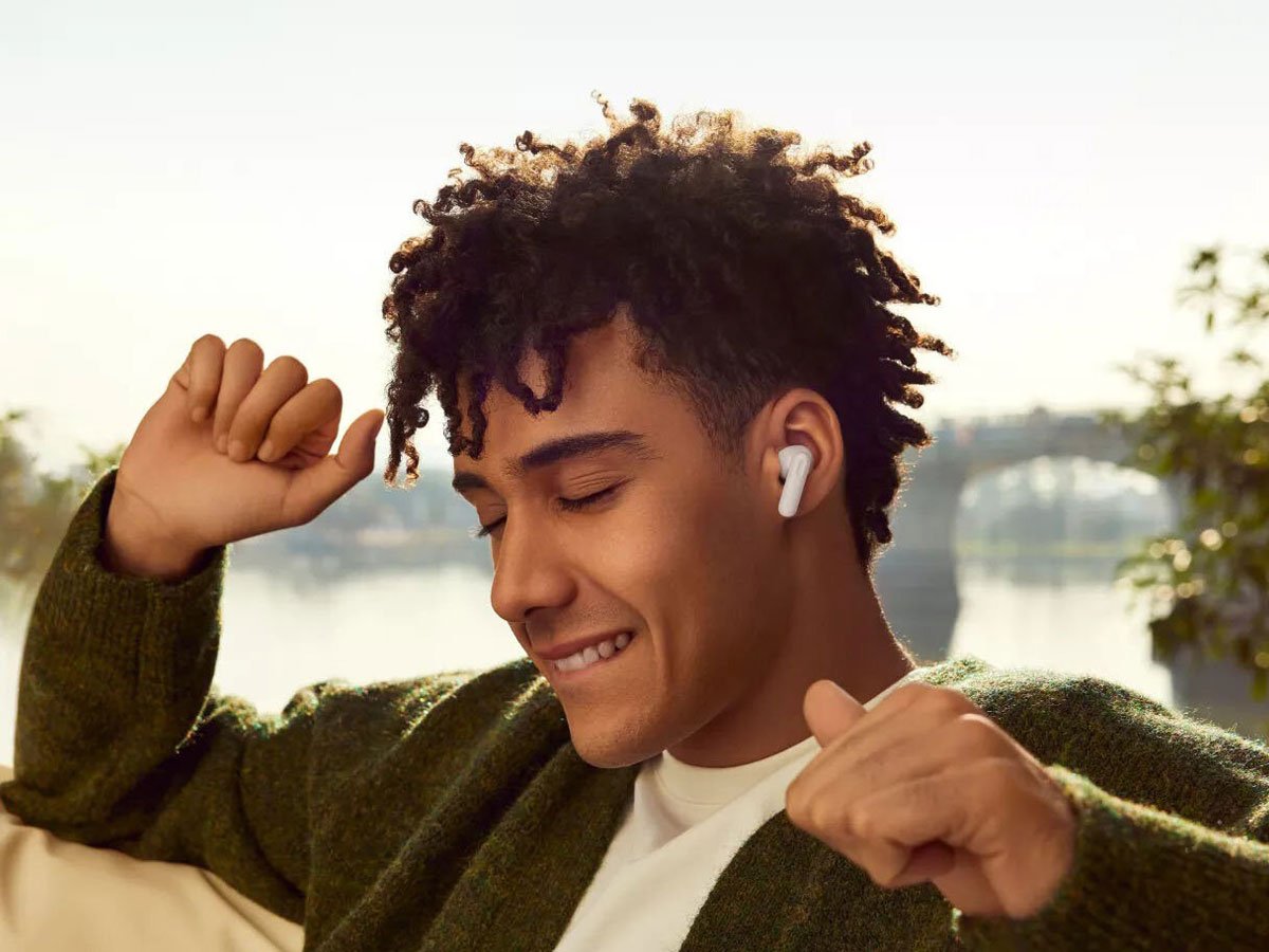 Słuchawki bezprzewodowe OPPO Enco Buds3 Pro - Grafika lifestyle