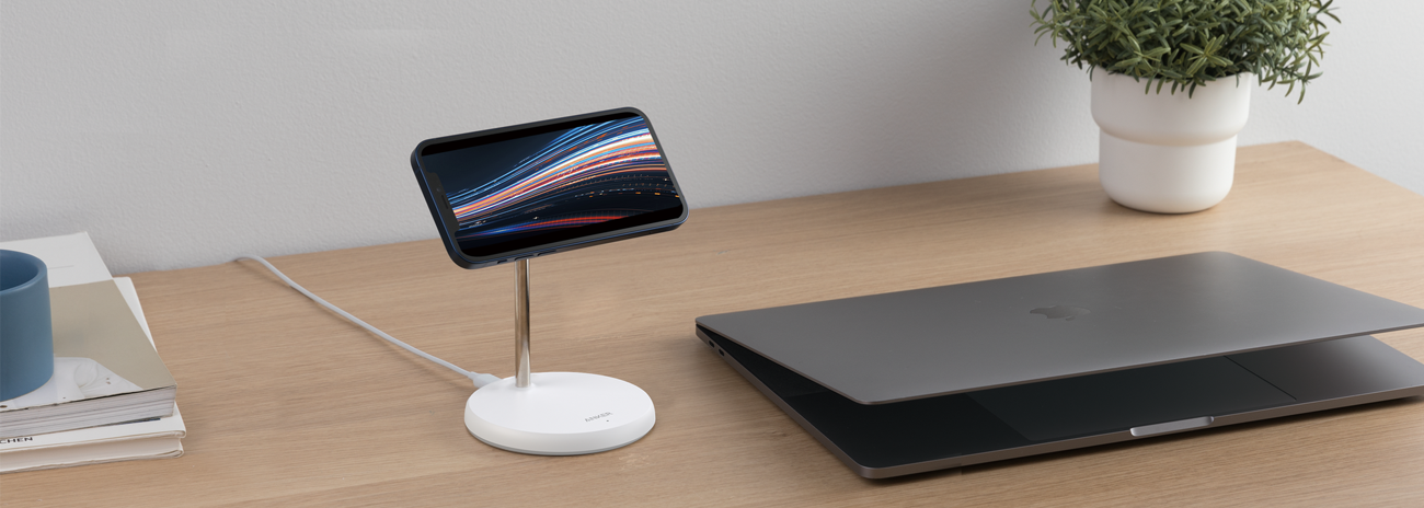 Anker PowerWave Magnetic Stand ładowanie