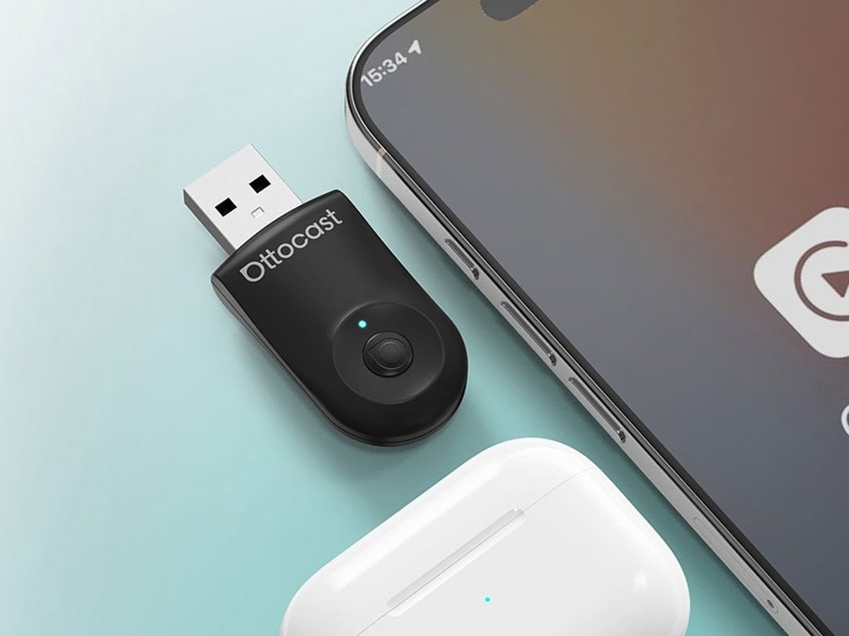 Adapter bezprzewodowy Ottocast CA505-T MINI 2w1 - Grafika lifestyle