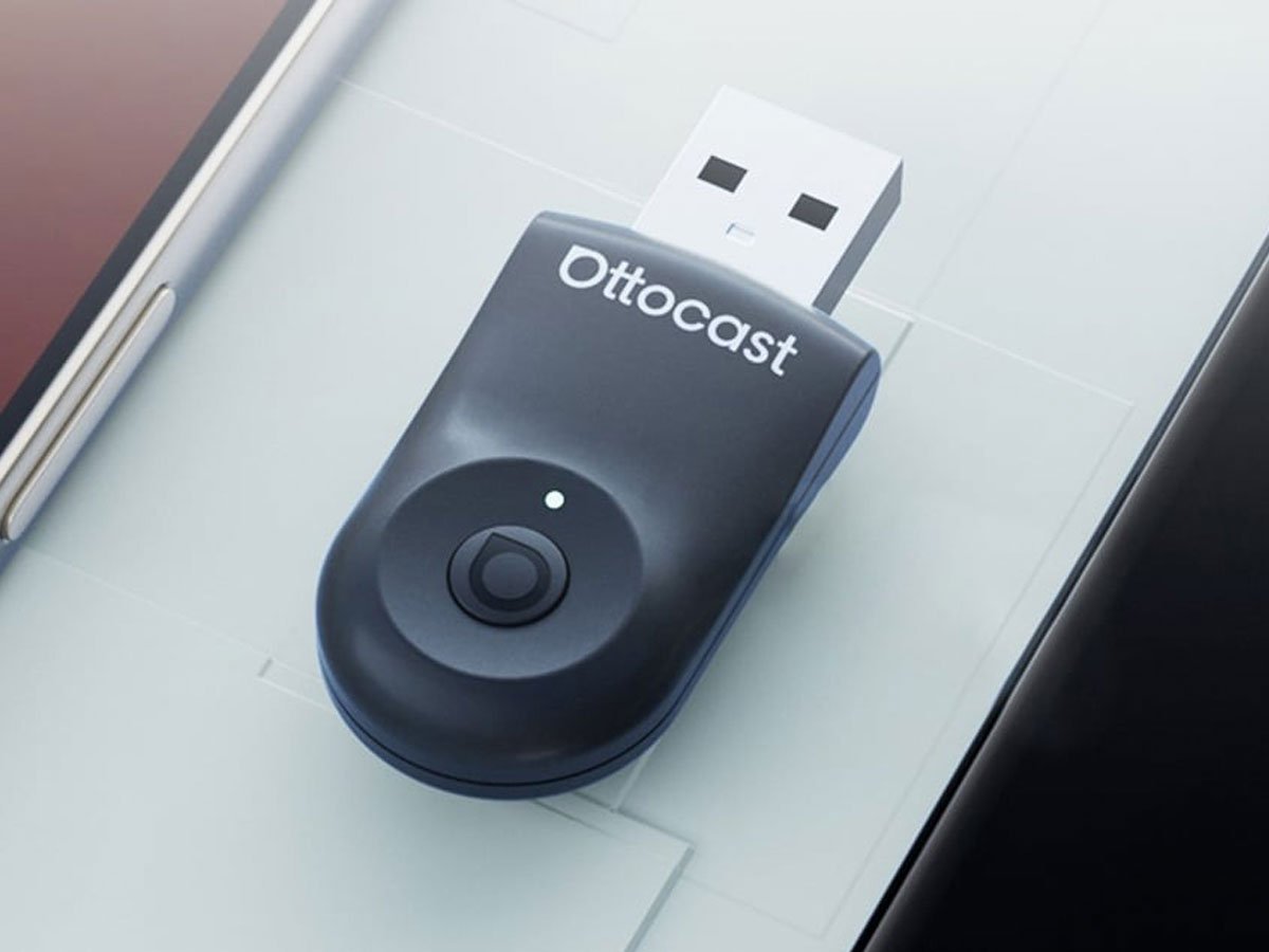 Adapter bezprzewodowy Ottocast CA505-T MINI 2w1 - Grafika lifestyle