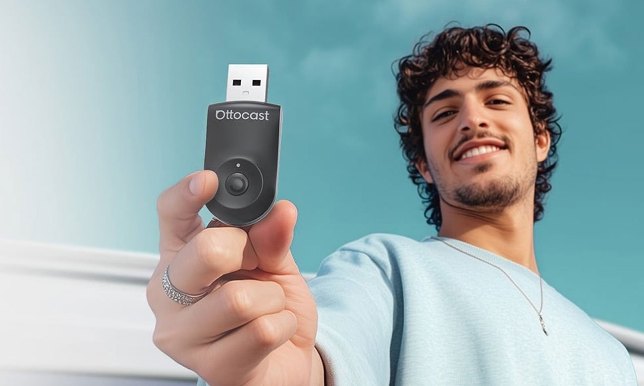 Adapter bezprzewodowy Ottocast CA505-T MINI 2w1 - Grafika lifestyle