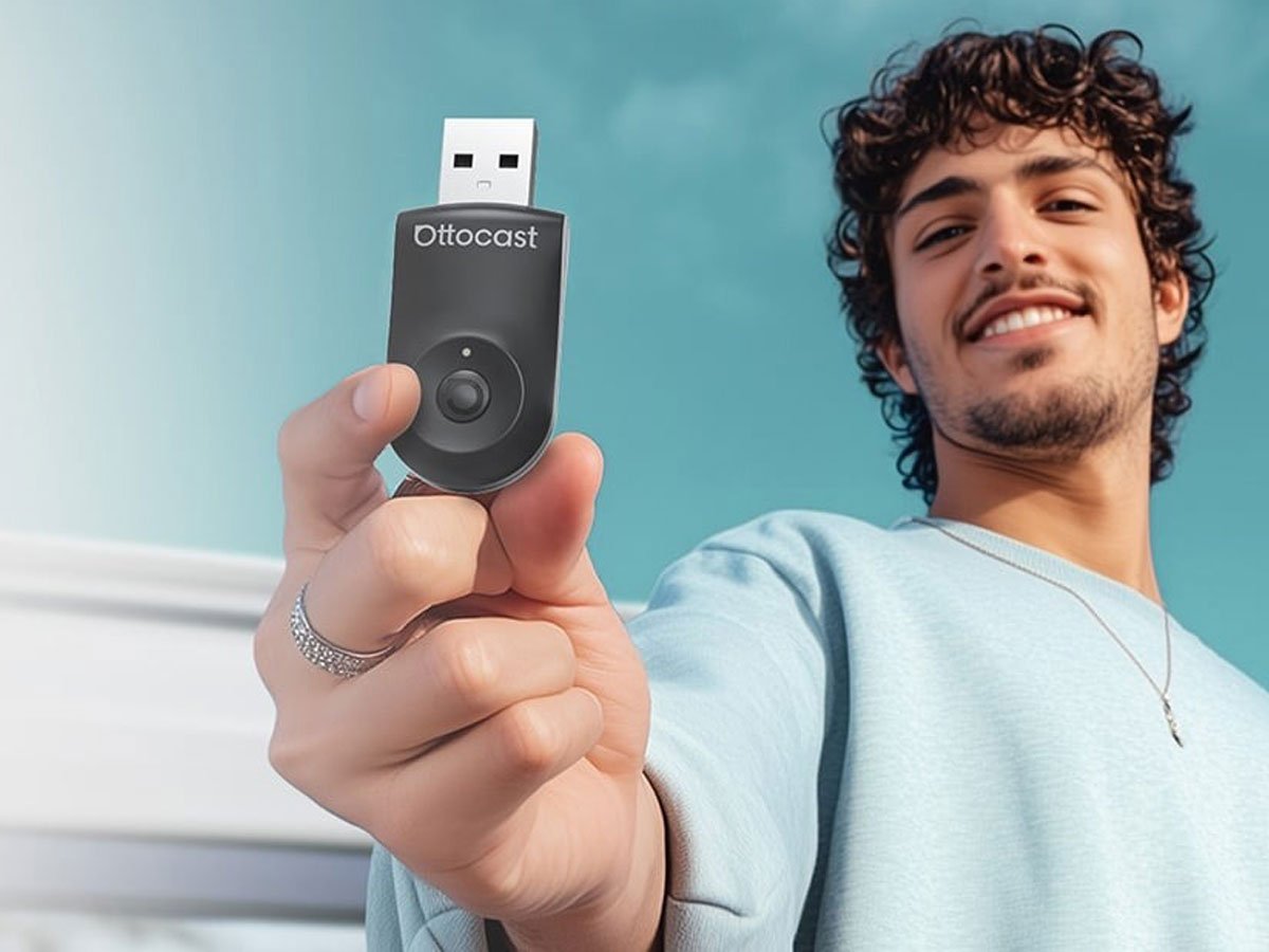 Adapter bezprzewodowy Ottocast CA505-T MINI 2w1 - Grafika lifestyle