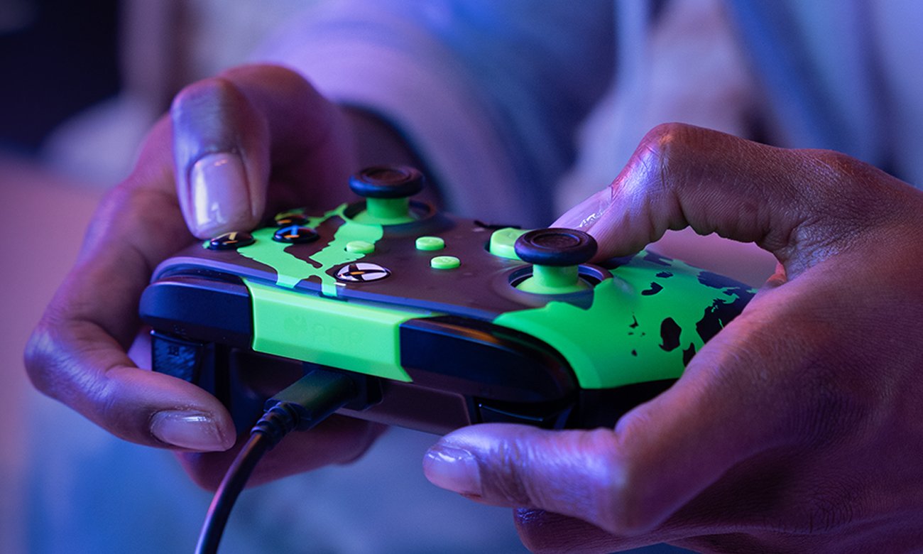 Kontroler PDP Rematch Jolt Green Glow in the Dark do Xbox/PC - Grafika lifestyle
