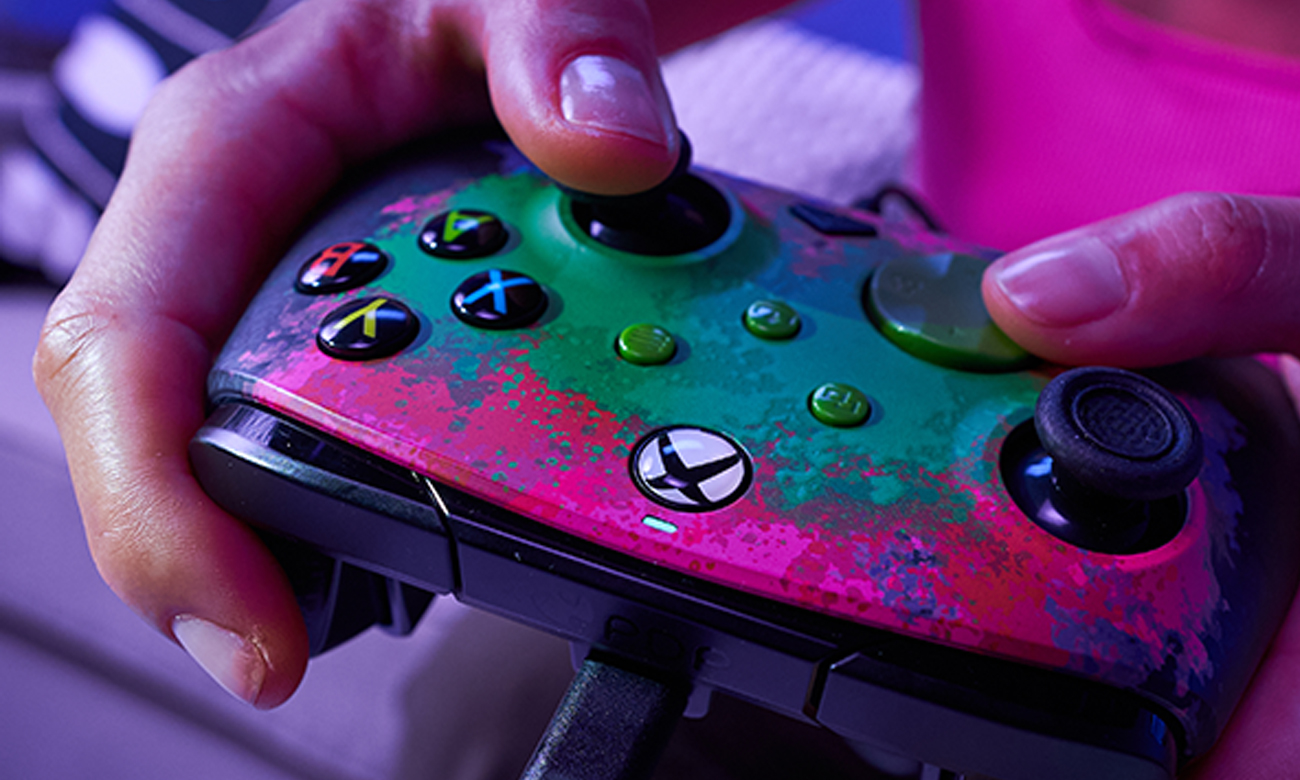 Kontroler PDP Rematch Space Dust Glow in the Dark do Xbox/PC - Grafika lifestyle