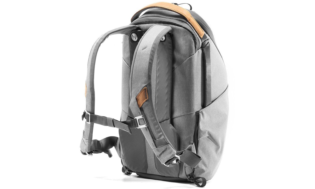 Plecak Peak Design Everyday Backpack 20L Zip v2 Popielaty - Widok od tyłu pod kątem
