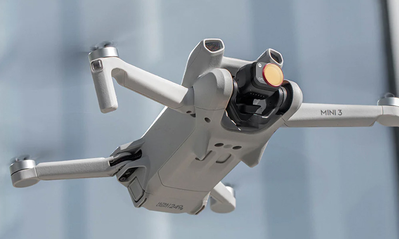 Filtr CPL PGYTECH zamontowany na dronie DJI Mini 3