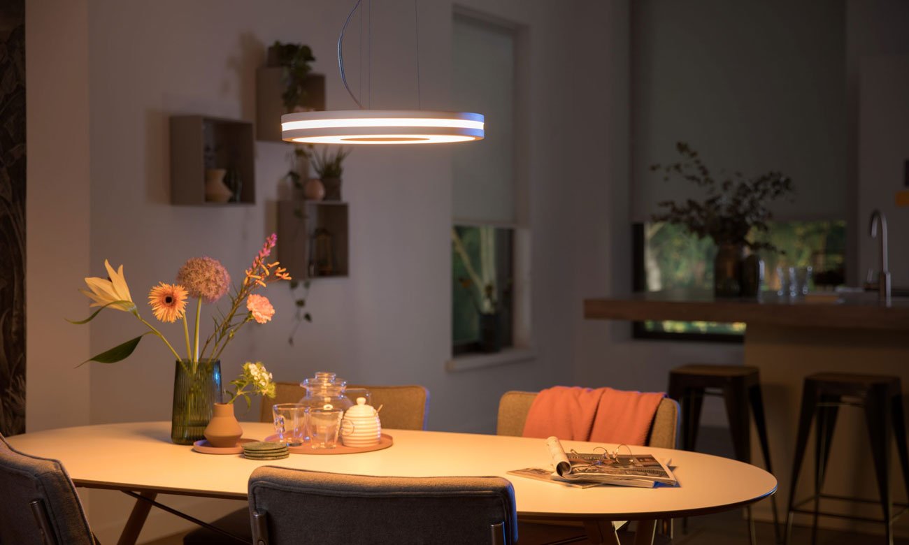 Philips Hue Being Pendelleuchte Weiß im Wohnzimmer