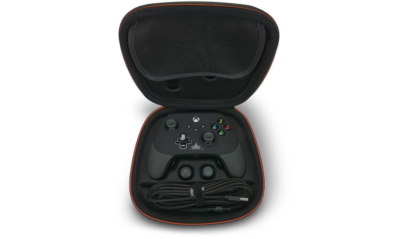 Kontroler przewodowy PowerA XS Pad Fusion 2 Pro Czarny/Biały - Widok od przodu w etui