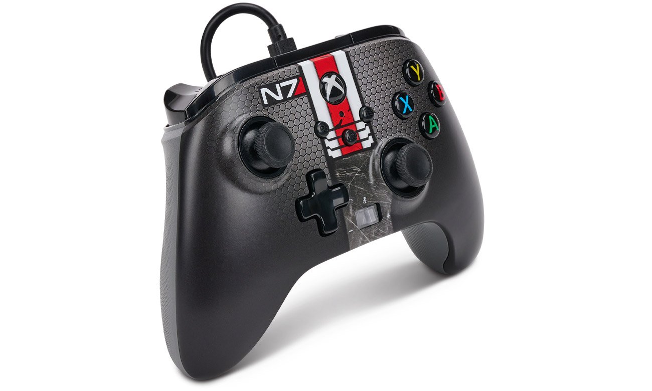 Pad przewodowy PowerA Enhanced Mass Effect N7 do Xbox Series X|S - Widok od przodu pod kątem