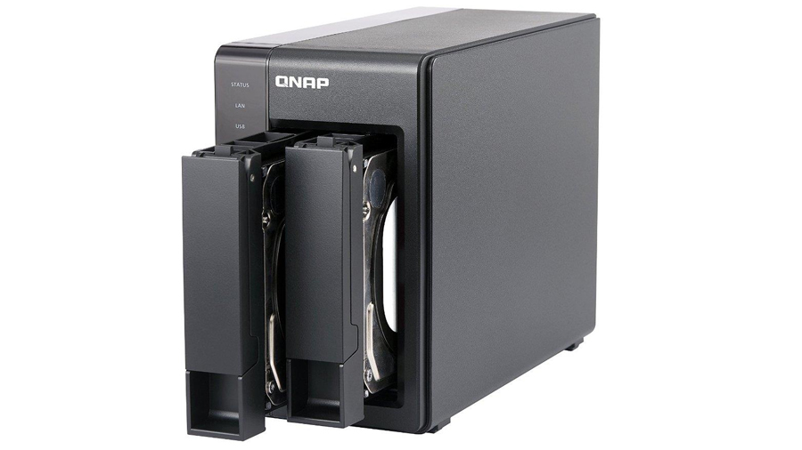 QNAP TS-251+ Widok Z Boku