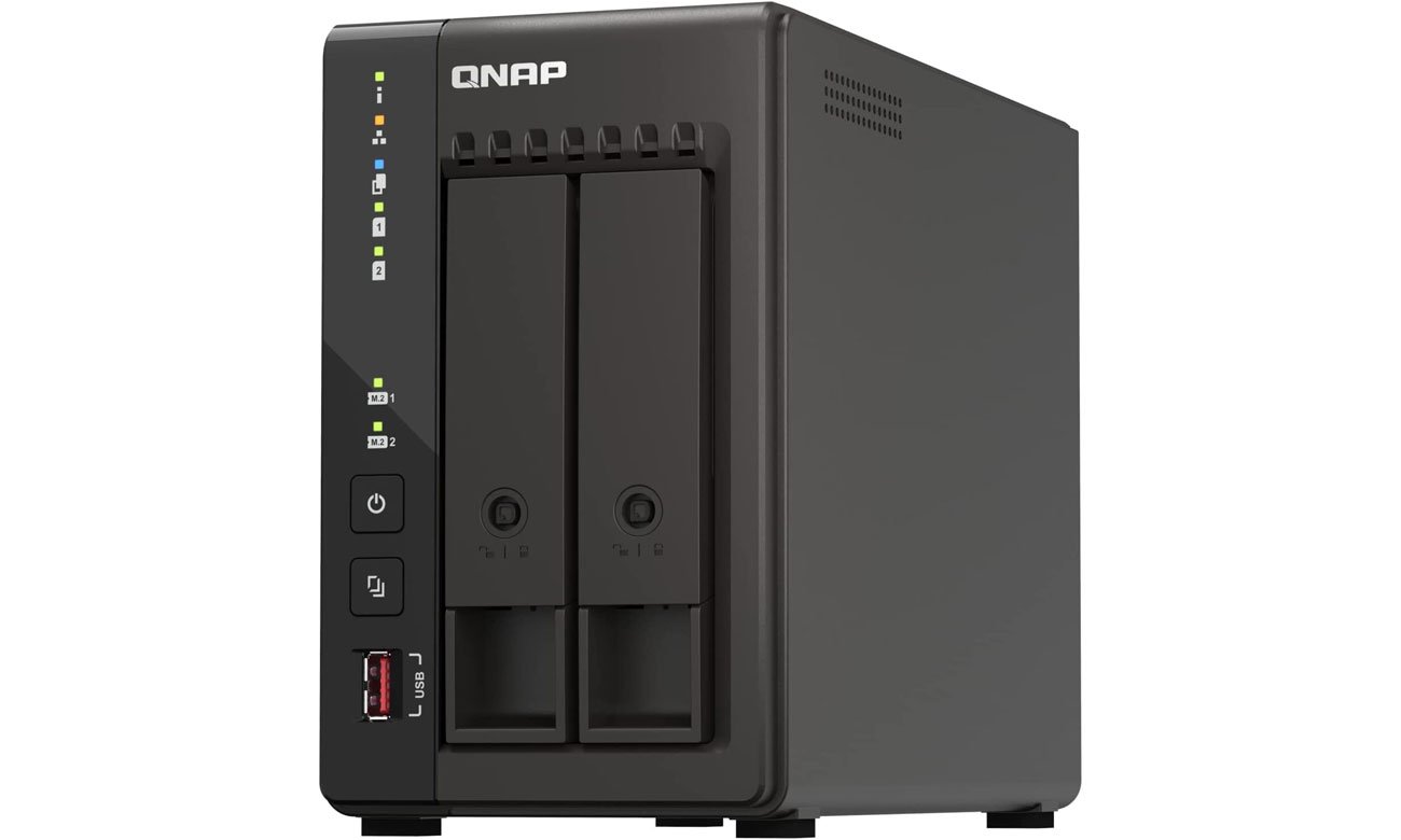 QNAP TS-253E-8G widok z przodu pod kątem