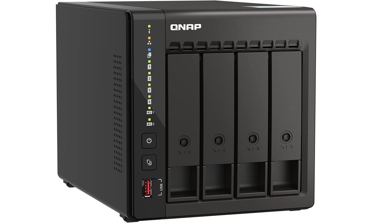 QNAP TS-453E-8G Widok z lewej