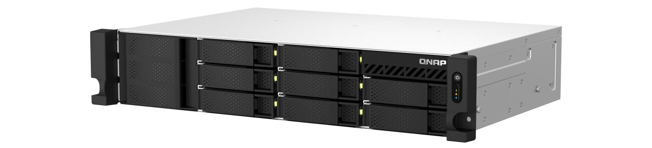 QNAP TS-864eU-RP-8G widok z przodu pod kątem, prawy bok