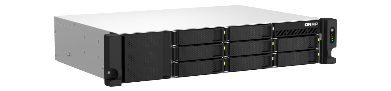 QNAP TS-864eU-RP-8G widok z przodu pod kątem, kieszenie na dyski